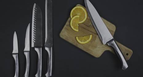 ¿Cómo se mantienen afiladas las cuchillas de una picadora de carne manual?