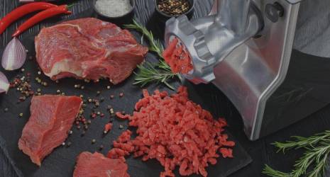 ¿Qué precauciones se deben tomar al manipular una picadora de carne manual?